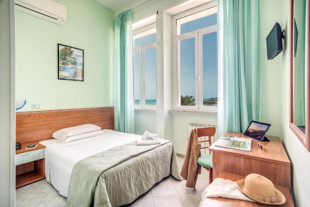 Villa Mg Hotel Santa Marinella Eksteriør bilde